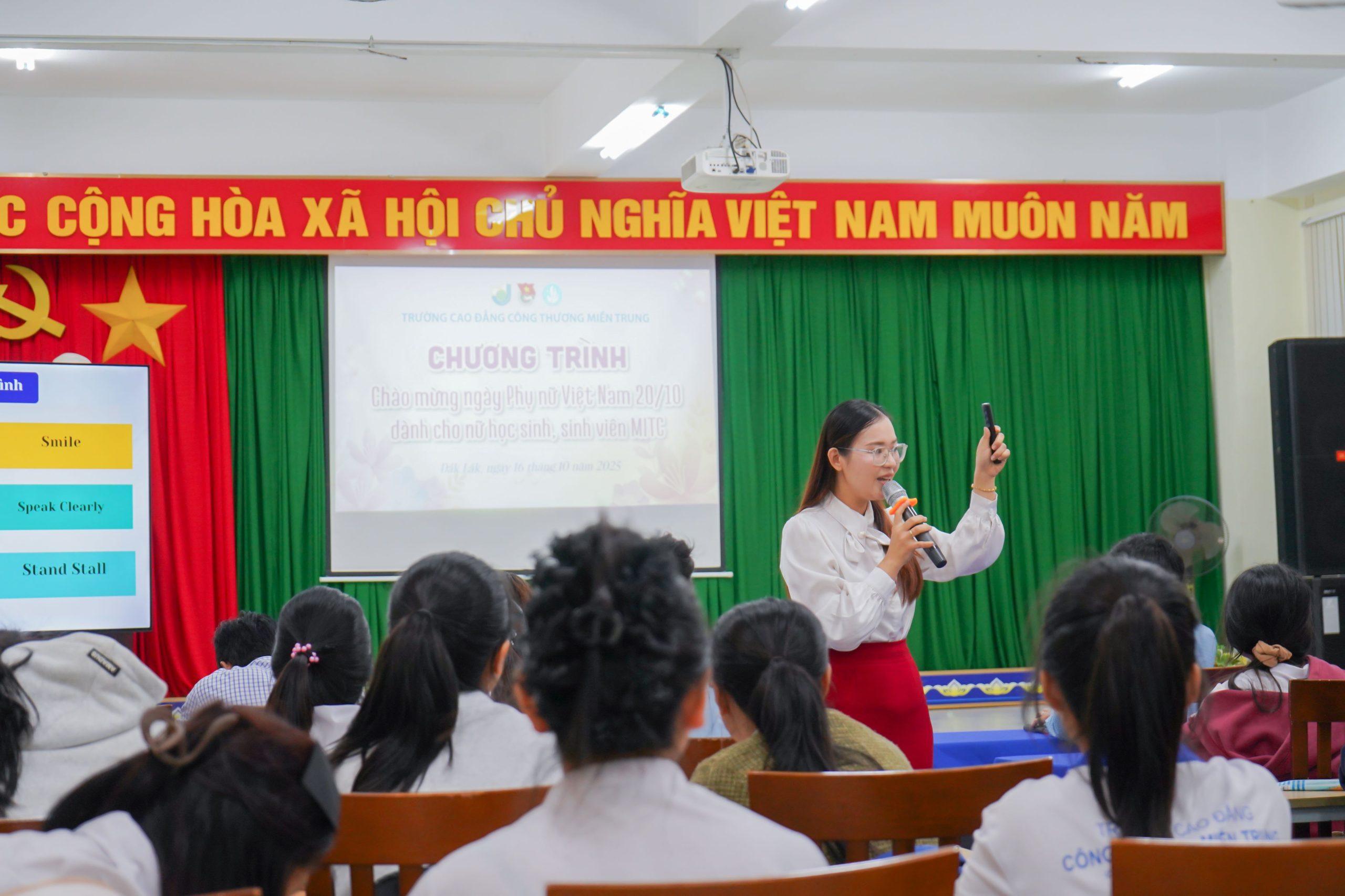 Cô Bùi Thị Thanh Huyền chia sẻ chuyên đề “Tự tin tỏa sáng: Nghệ thuật thuyết trình và giao tiếp hiệu quả” Chương trình chào mừng Ngày Phụ nữ Việt Nam 20.10 dành cho sinh viên nữ MITC 5