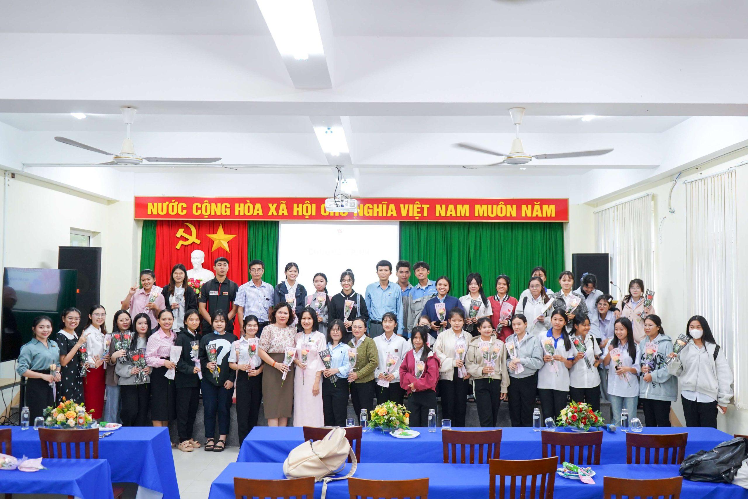 Chương trình khép lại với phần trao giải, tặng hoa và chụp hình lưu niệm, để lại nhiều cảm xúc đẹp trong lòng người tham dự Chương trình chào mừng Ngày Phụ nữ Việt Nam 20.10 dành cho sinh viên nữ MITC 6