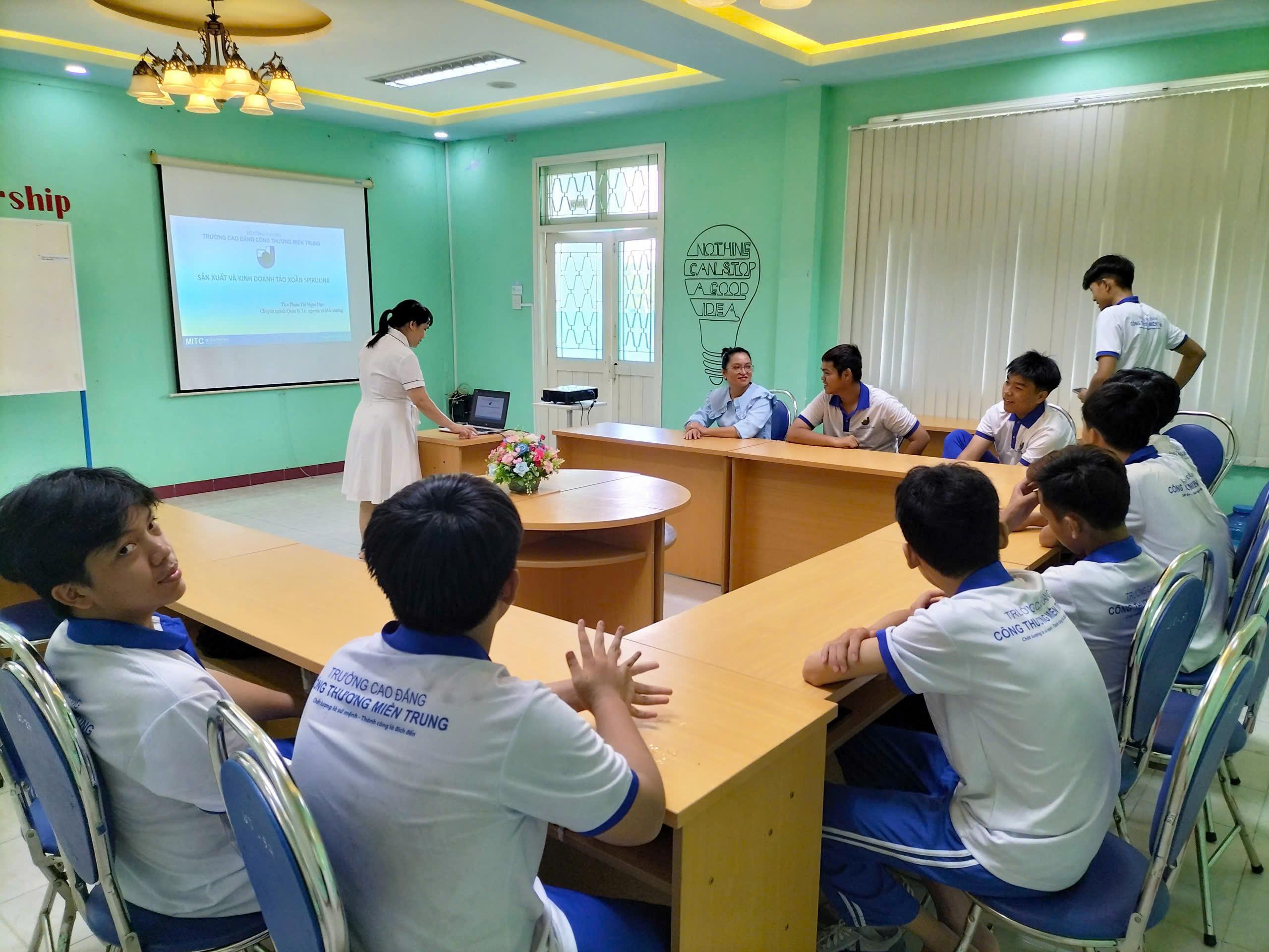 Cô Phạm Thị Ngọc Nga - chuyên viên TT UTDN và ĐMST chia sẻ tại Workshop Lan toả tinh thần khởi nghiệp xanh tại MITC (2)