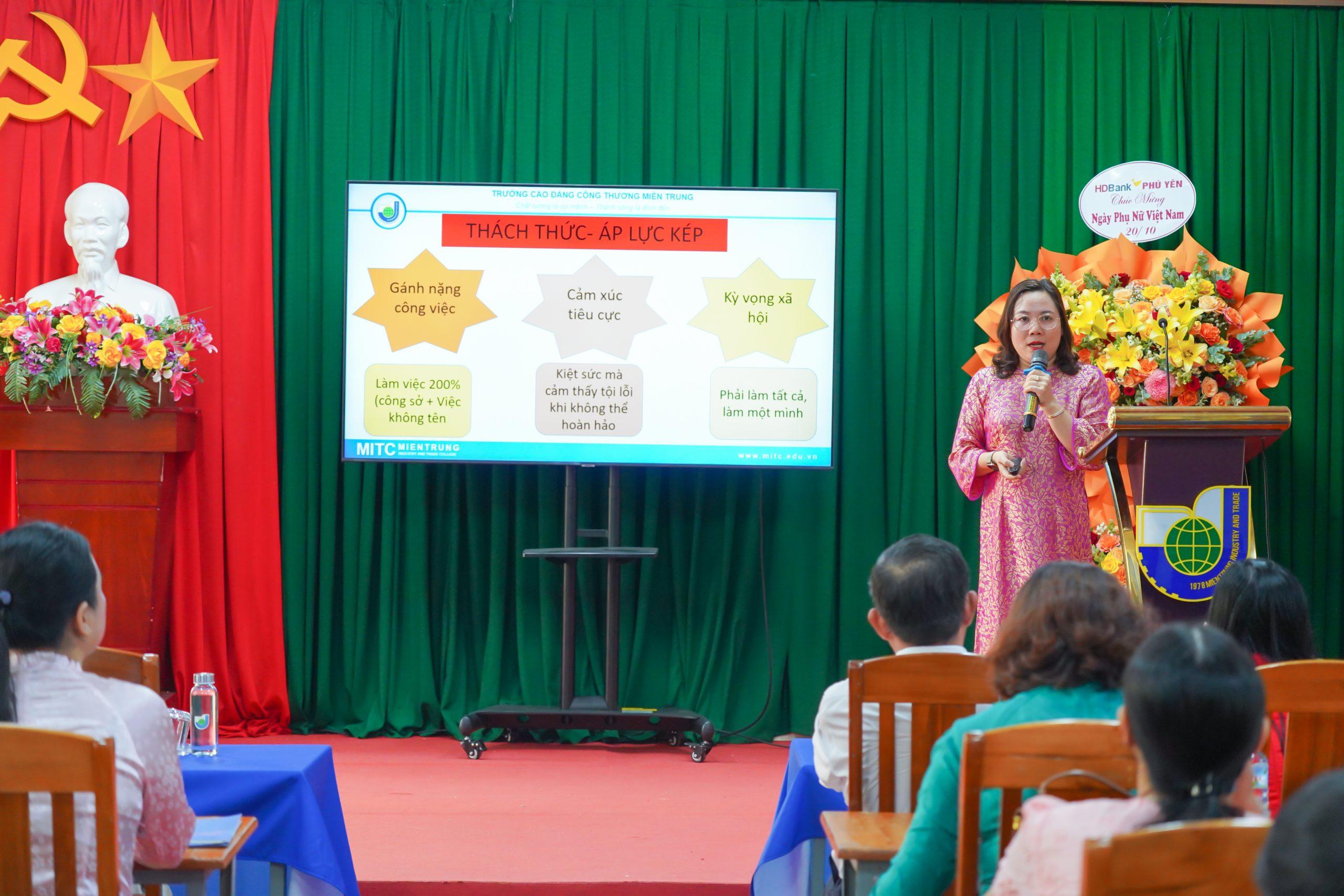 Cô Nguyễn Thị Tuyết Trinh, tổ Công đoàn Tin học & Kinh tế, với bài tham luận “Giỏi việc nước – Đảm việc nhà: Chìa khóa để phụ nữ hiện đại cân bằng hạnh phúc” Phụ nữ trong thời đại 4.0 – Sáng tạo, hội nhập và phát triển 1