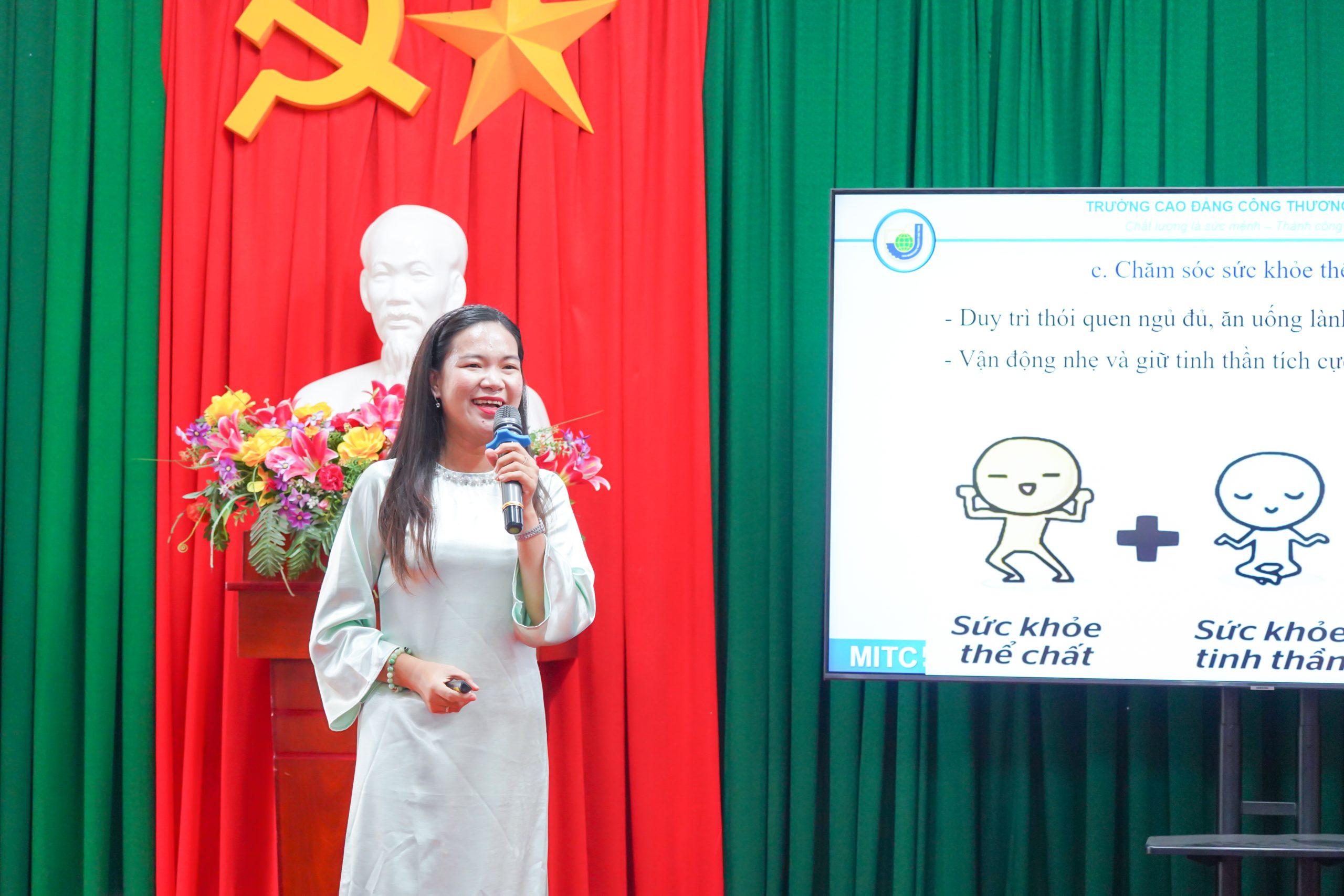 Cô Nguyễn Khánh Quỳnh Ngân, tổ Công đoàn Quản trị – Khoa học Cơ bản, chia sẻ tham luận tại chương trình Tọa đàm Phụ nữ trong thời đại 4.0 – Sáng tạo, hội nhập và phát triển