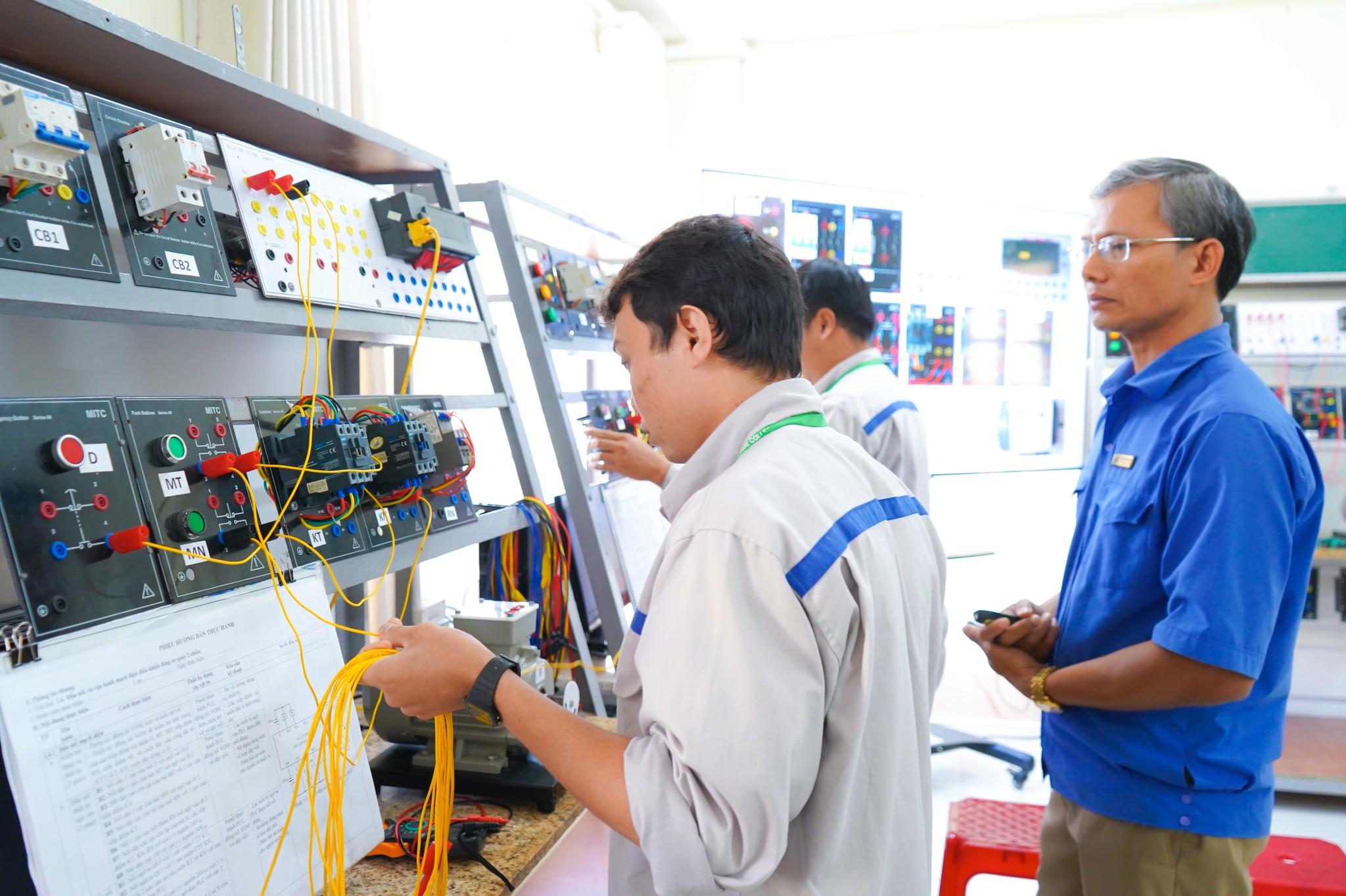 Tiết giảng tích hợp của Thầy Lưu Kim Tuấn - Giảng viên khoa Điện và Tự động hóa tại Hội giảng MITC tổng kết Hội giảng nhà giáo giáo dục nghề nghiệp cấp trường năm học 2025 - 2026 2