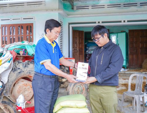 Trao quà tặng, thắp sáng hy vọng cho HSSV MITC sau lũ