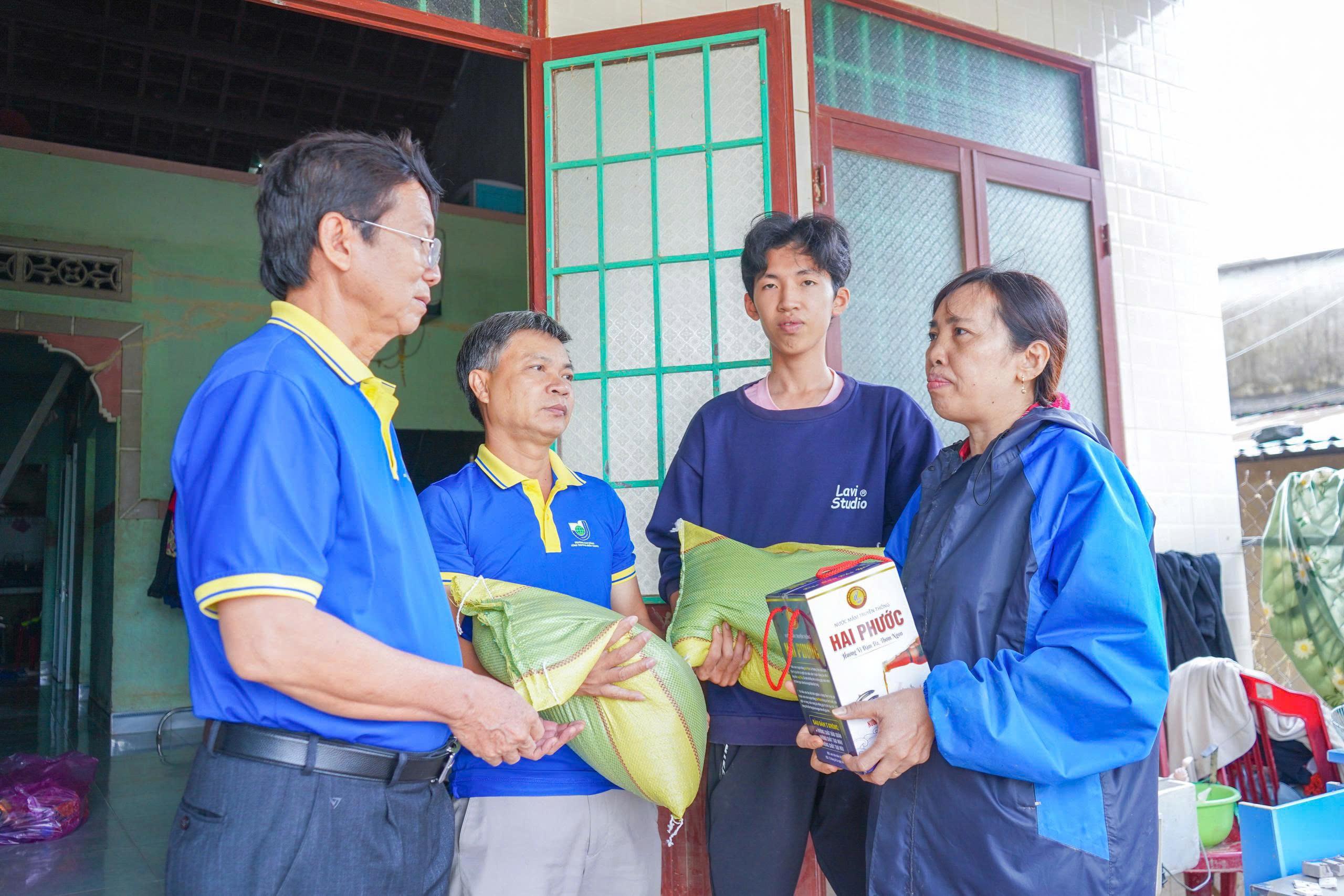 MITC trao quà tặng, thắp sáng hy vọng cho HSSV sau lũ 2