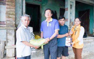 MITC trao quà tặng, thắp sáng hy vọng cho HSSV sau lũ