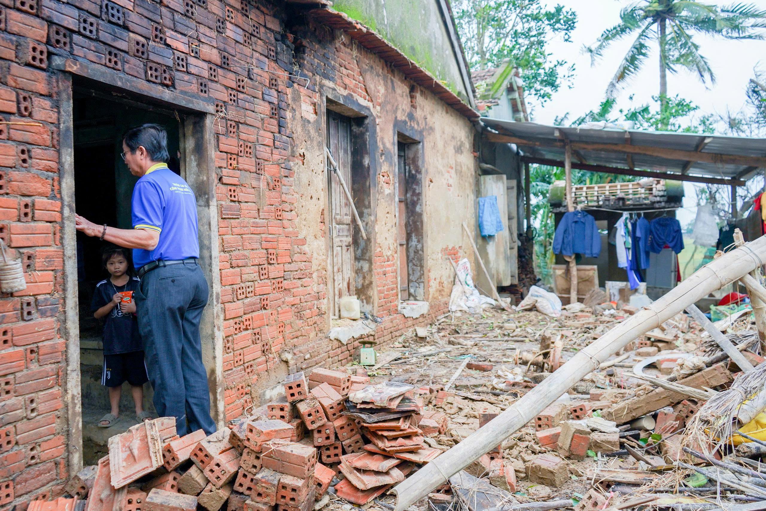 Những mất mát giữa rốn lũ Hòa Thịnh Gia đình sinh viên Hồ Ngọc Kiên đón nhận sự quan tâm kịp thời từ MITC