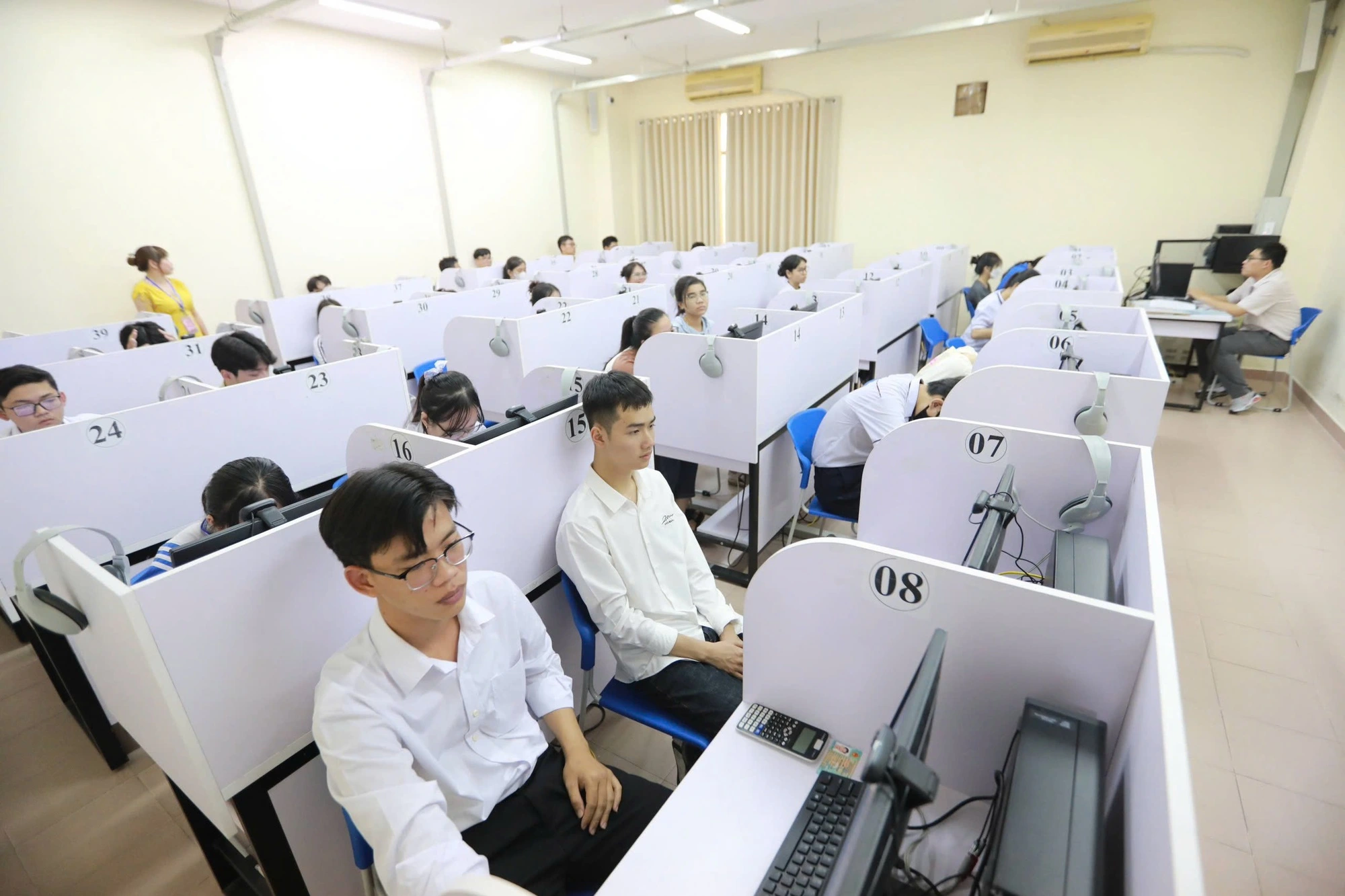 Thí điểm thi tốt nghiệp THPT trên máy tính – Bước tiến trong chuyển đổi số giáo dục Thí điểm thi tốt nghiệp THPT trên máy tính – Bước tiến trong chuyển đổi số giáo dục 1