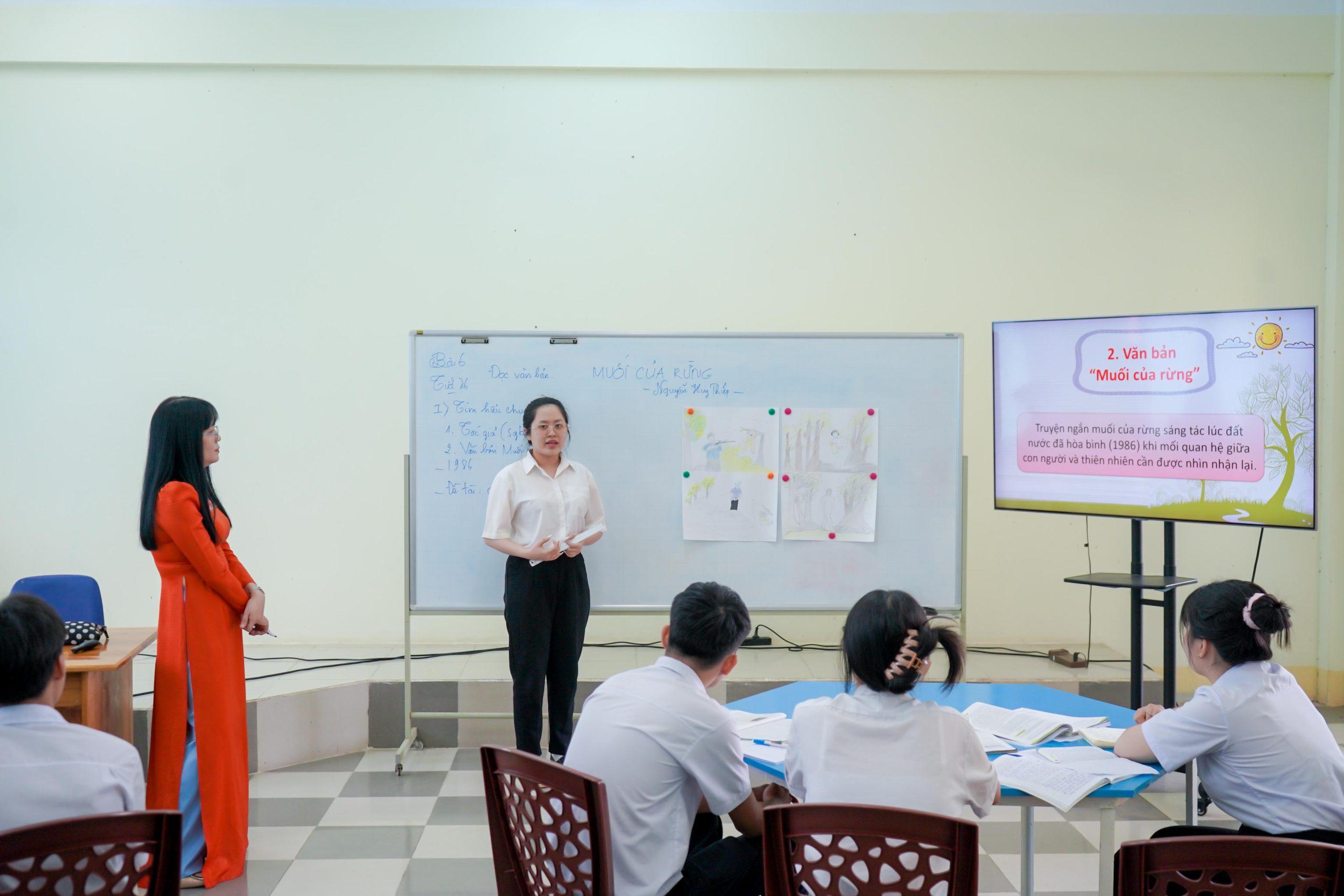 Các bạn học sinh hào hứng cùng cô Anh Thư hoàn thiện tiết giảng trong Hội giảng