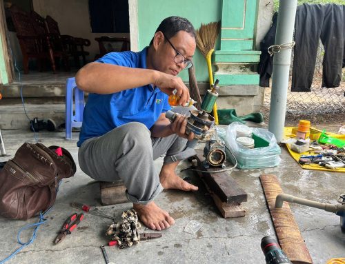 Thầy và trò Khoa Điện và Tự động hoá MITC hỗ trợ sửa chữa thiết bị điện – điện lạnh miễn phí cho bà con tại các vùng lũ