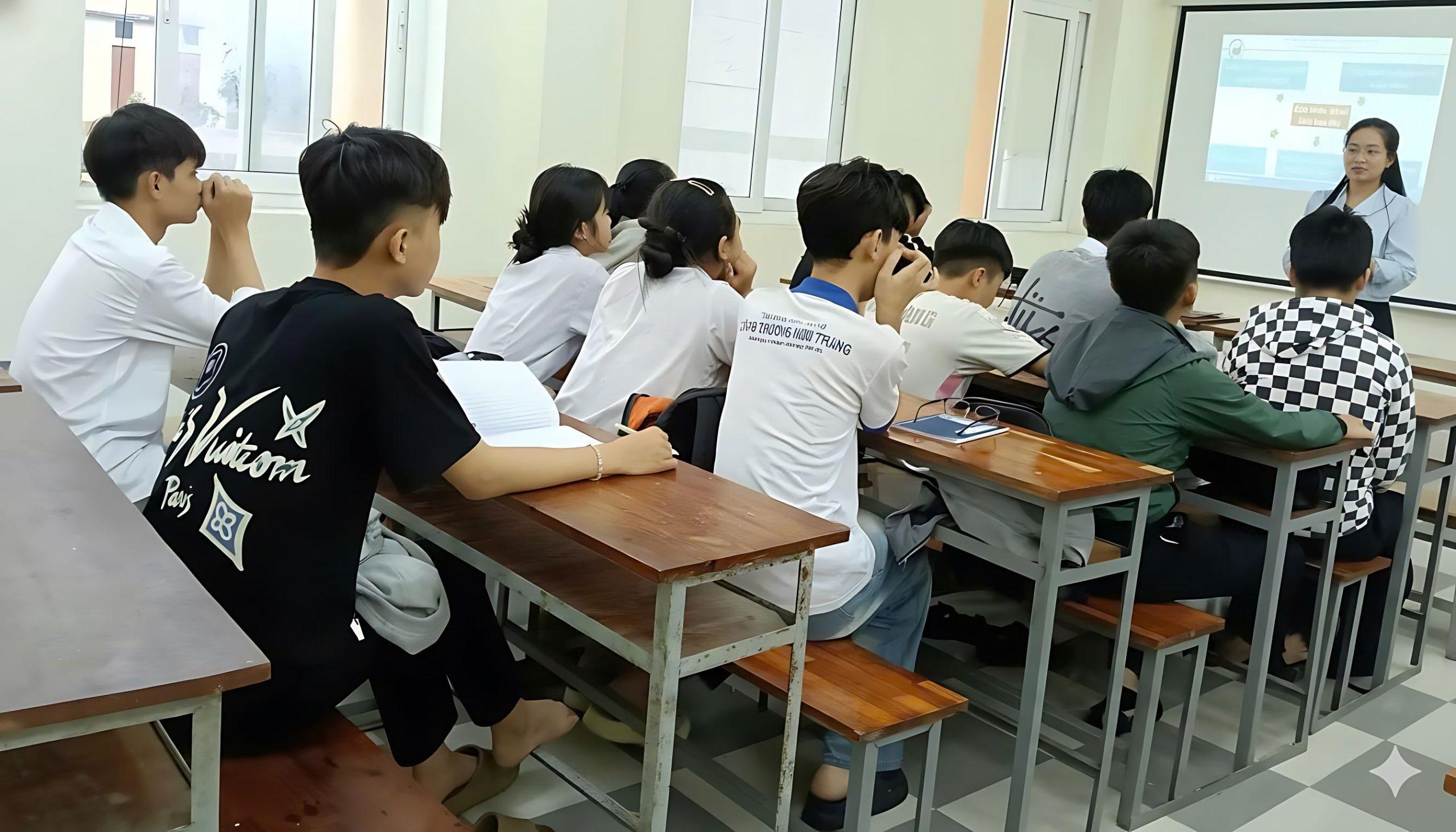 CN. Huỳnh Thị Hậu – Chuyên viên Trung tâm Ươm tạo Doanh nghiệp & Đổi mới sáng tạo cùng các bạn HSSV nhà trường trong buổi Workshop Khơi nguồn ý tưởng khởi nghiệp bền vững từ mô hình nuôi trùn quế tại MITC 1