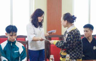 Trao tặng học bổng cho HSSV MITC vượt khó sau lũ 2