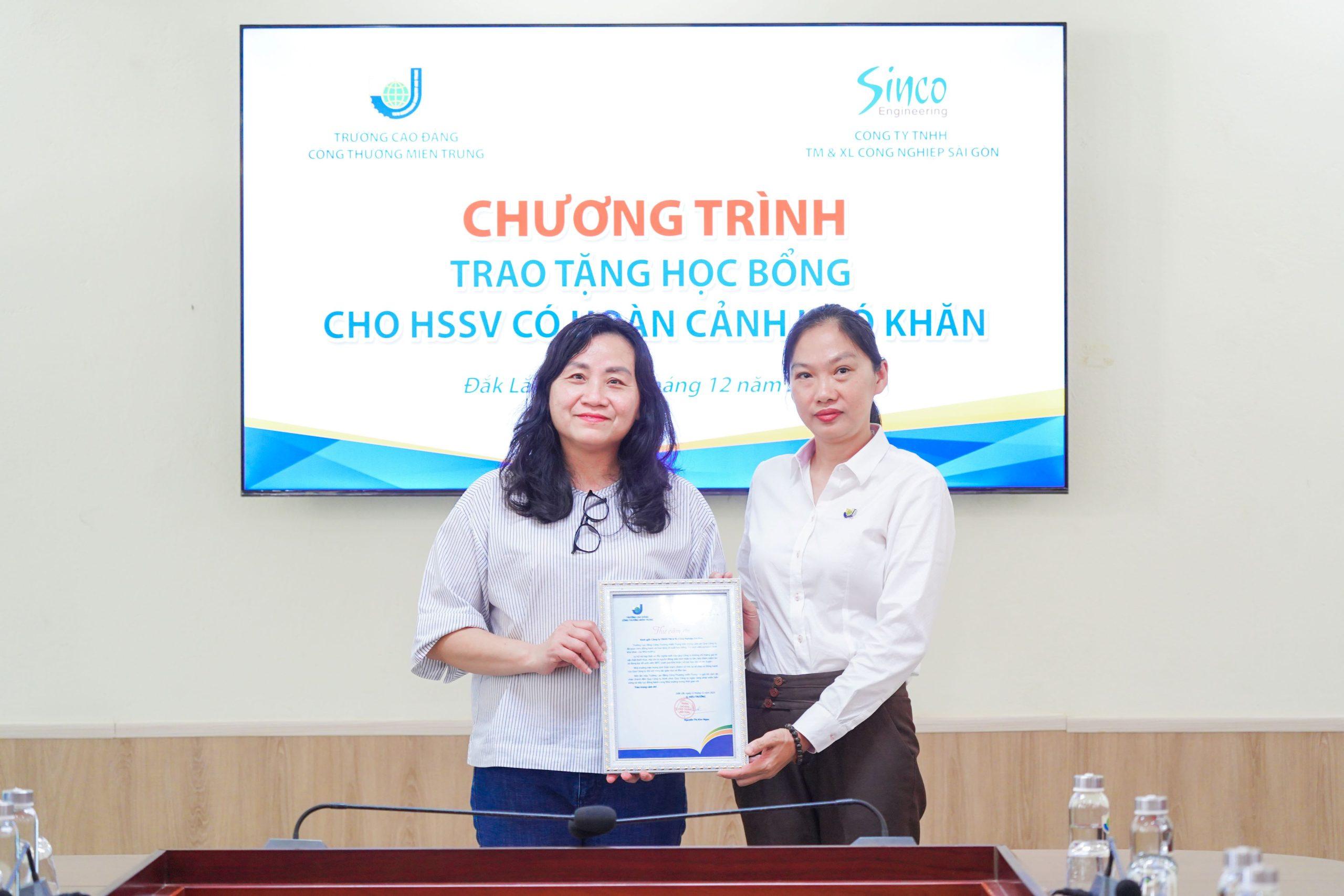 Trao tặng học bổng cho HSSV MITC vượt khó sau lũ 3