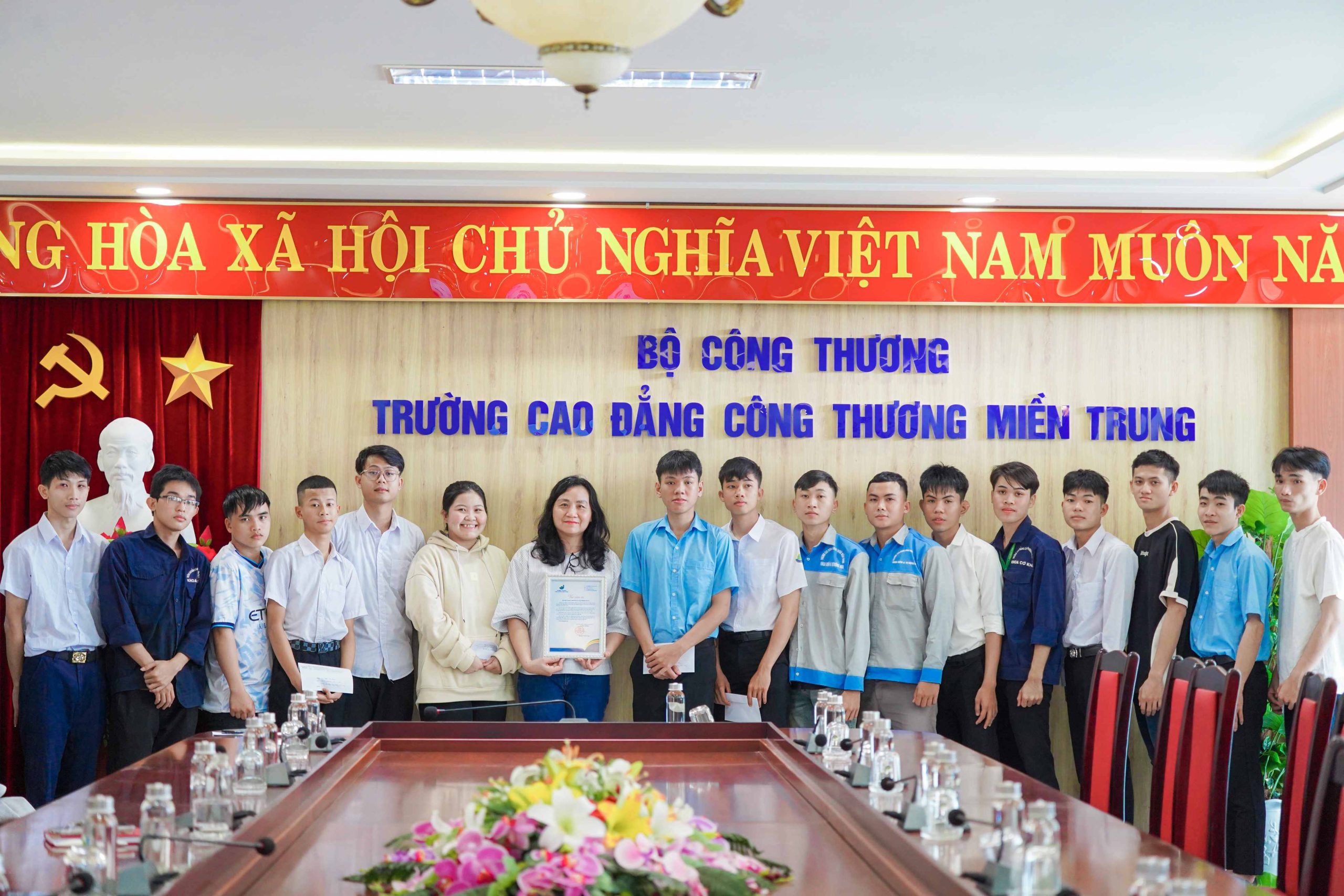 Trao tặng học bổng cho HSSV MITC vượt khó sau lũ 4