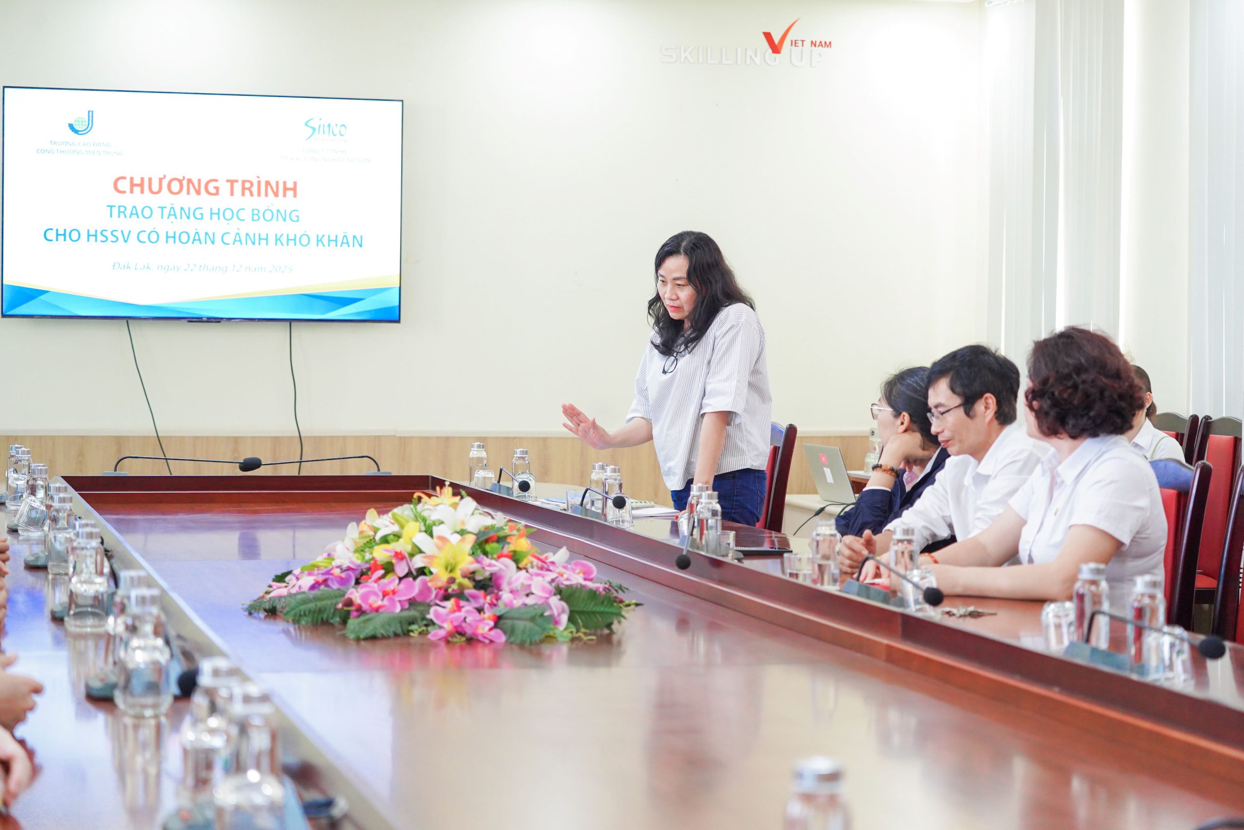 Trao tặng học bổng cho HSSV MITC vượt khó sau lũ