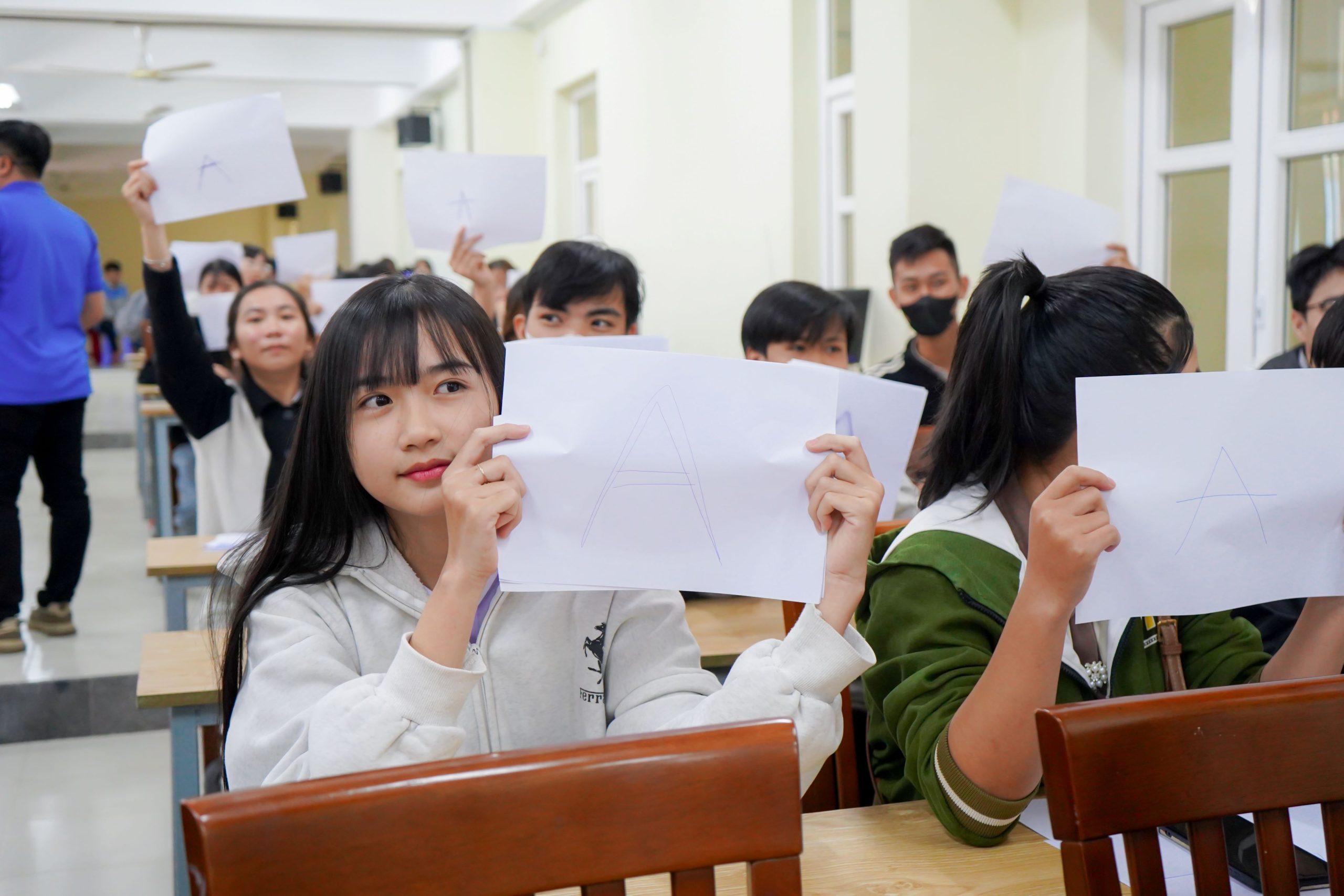 Các thí sinh đã thể hiện sự hiểu biết, bản lĩnh và tinh thần thi đua sôi nổi thông qua hệ thống câu hỏi đa dạng, tạo nên không khí hào hứng và gắn kết trong toàn hội trường. Hội sinh viên Trường Cao đẳng Công Thương miền Trung tổ chức chương trình chào mừng 76 năm ngày Truyền thông HSSV 09-01 1