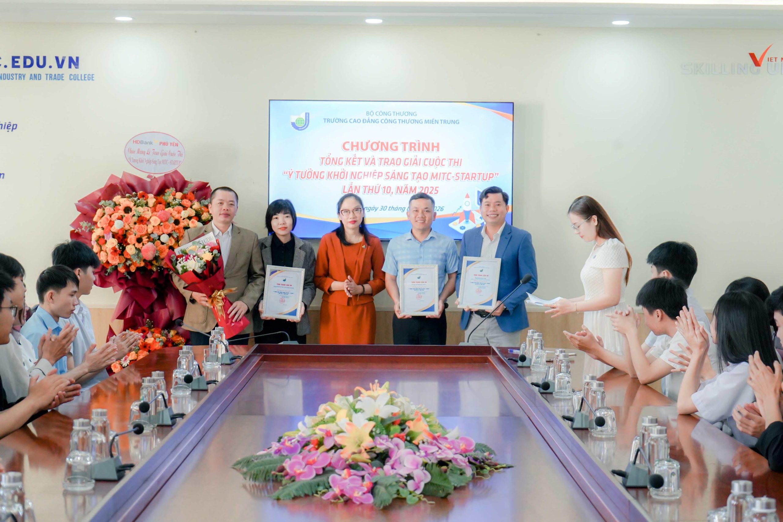 TS. Nguyễn Thị Kim Ngọc - Quyền Hiệu trưởng nhà trường trao hoa và các chứng nhận cho nhà Tài trợ, Đồng hành cùng cuộc thi