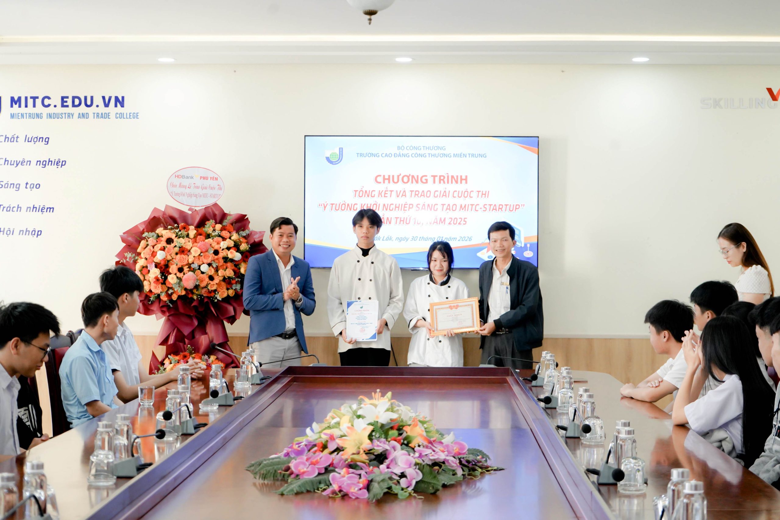 Đại diện các nhà Tài trợ, Đồng hành và Ban Giám hiệu trao giấy khen và phần thưởng cho các nhóm dự án đạt giải