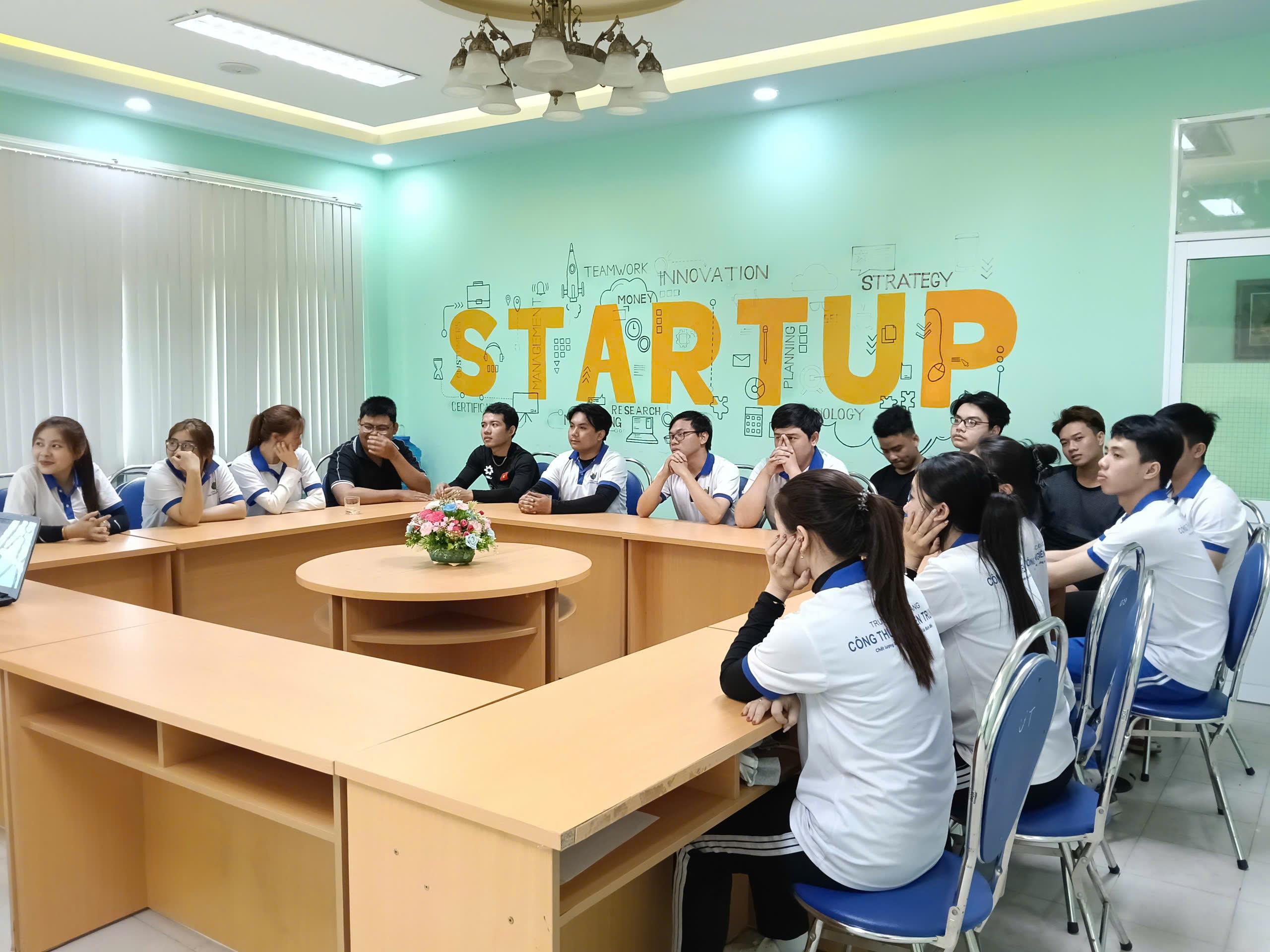 Sinh viên MITC lắng nghe những chia sẻ đầy thực tế từ Chuyên gia