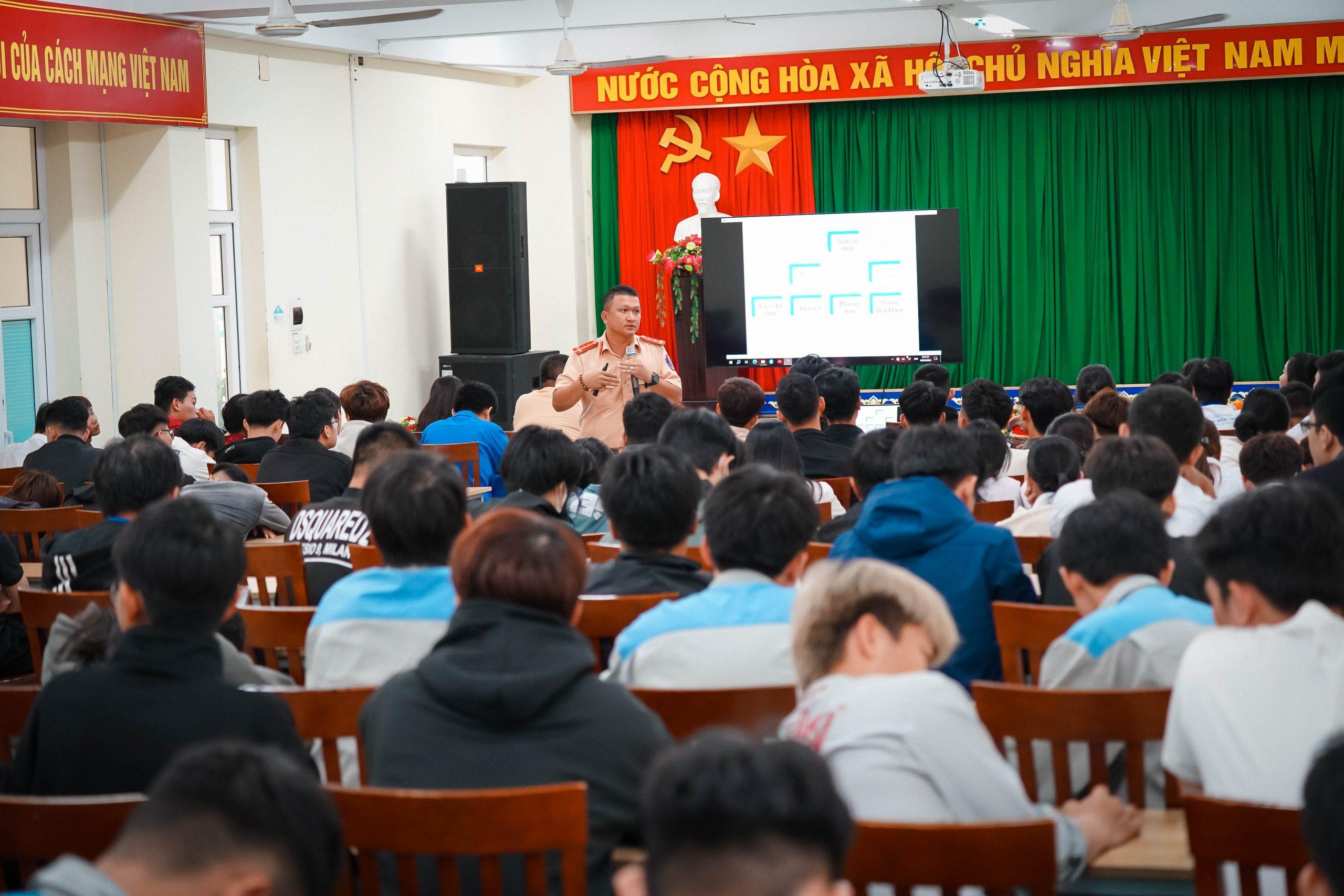 Đại úy Trần Phú Kiên - Cán bộ phòng Cảnh sát giao thông tỉnh Đắk Lắk chia sẻ tại chương trình Đẩy mạnh tuyên truyền pháp luật về an toàn giao thông trong học sinh, sinh viên 1