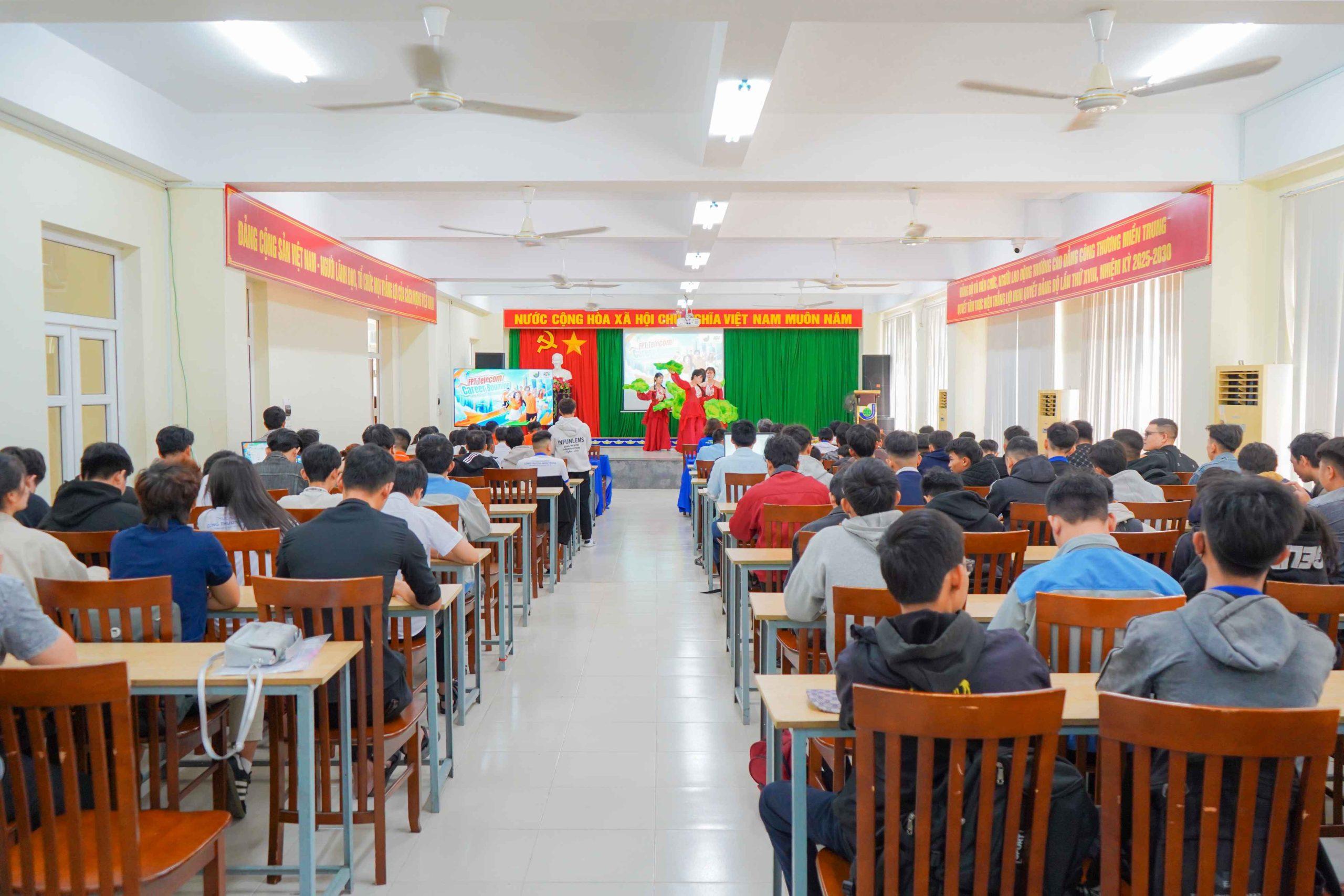 Hướng nghiệp Cao đẳng Công Thương miền Trung cùng FPT