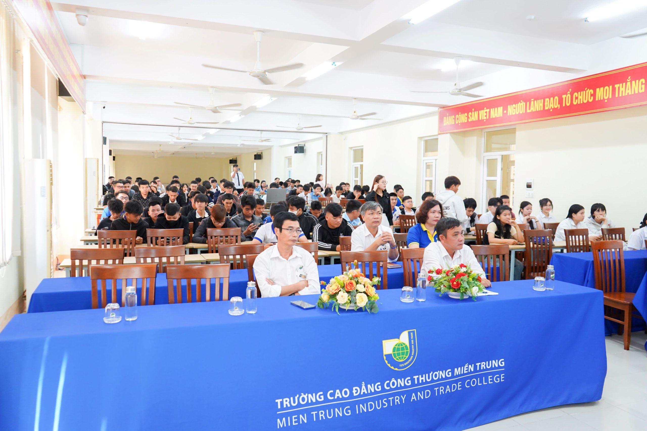 Hướng nghiệp Cao đẳng Công Thương miền Trung cùng FPT 2